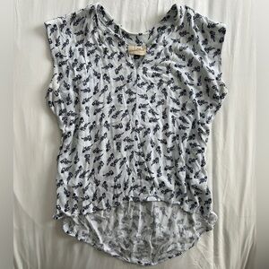 Universal Thread Sleeveless White And Blue Floral Blouse Size Medium